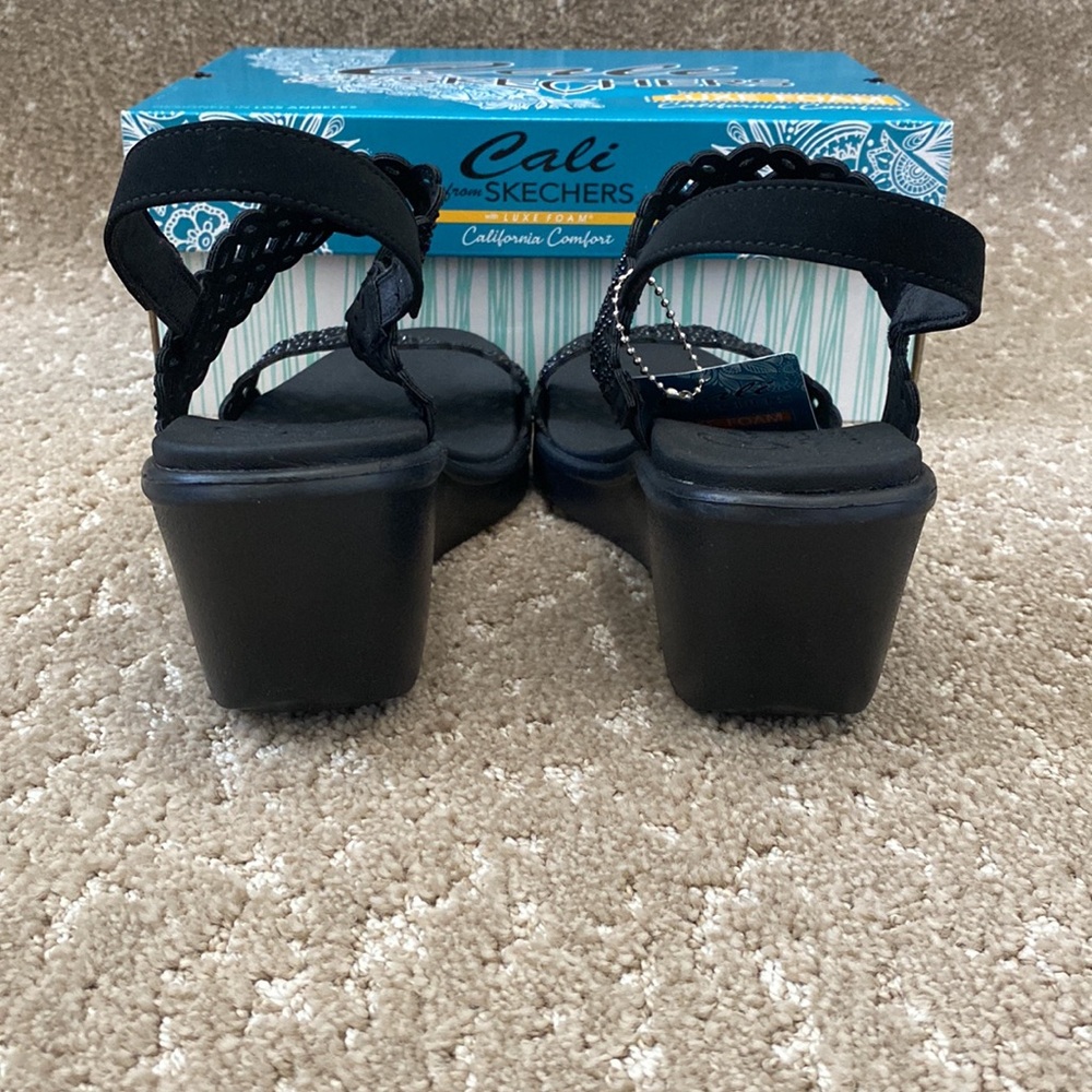 Cali From Skechers- Luxe Foam Sandals- Size 11 - Picture 5 of 7
